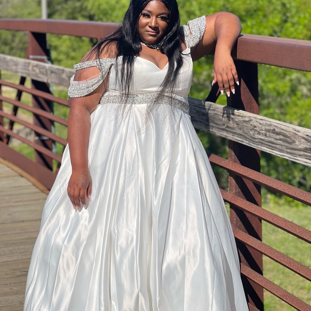 I am selling my junior year prom dress .